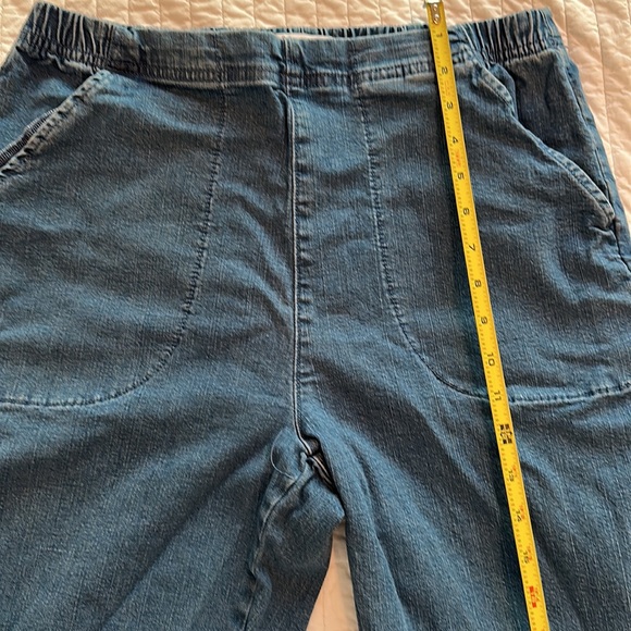 CROFT&BARROW PULL ON WOMENS SIZE MEDIUM JEANS. stretchy feel. Pockets. - Picture 3 of 10